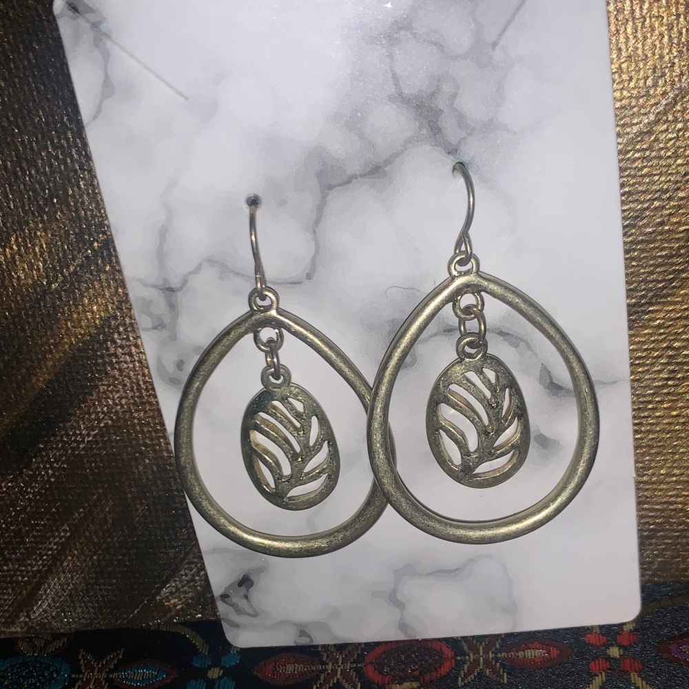 Chic Gold Leaf Drop Earrings
